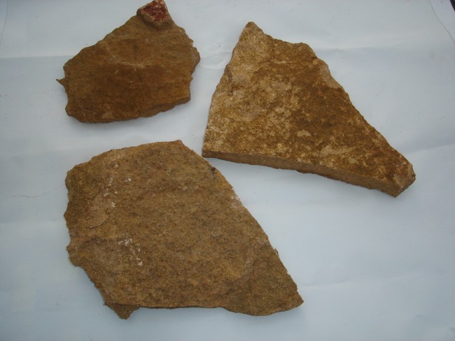Piedra natural caliza ocre 2-3 cms.